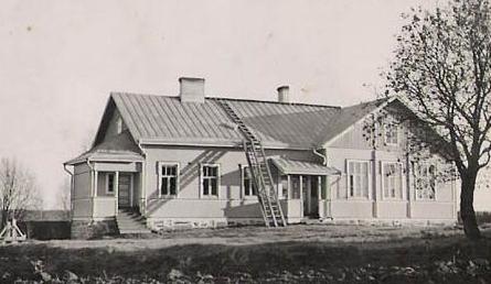 Ristin teatteritalo on alkujaan rakennettu Kaatamon kylän kansakouluksi vuonna 1897.